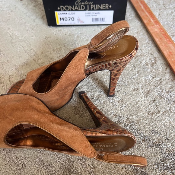 Donald J. Pliner Women's Tan Peep-Toe Sandals - Picture 3 of 7